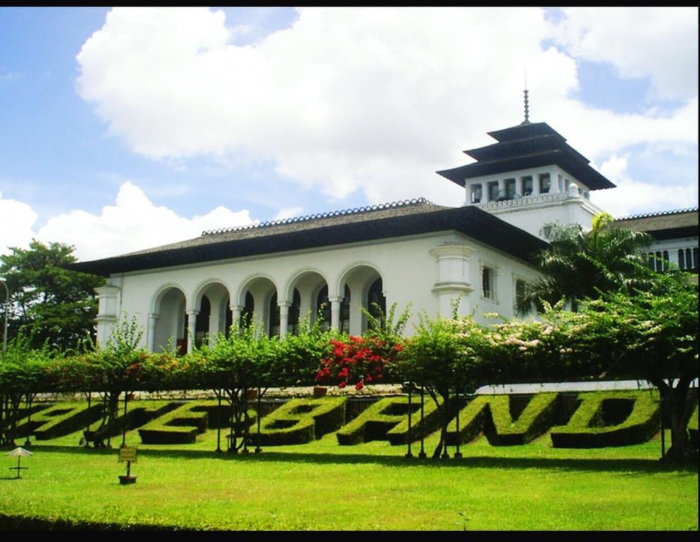 Ciwulan 36 Guest House Bandung Exterior photo