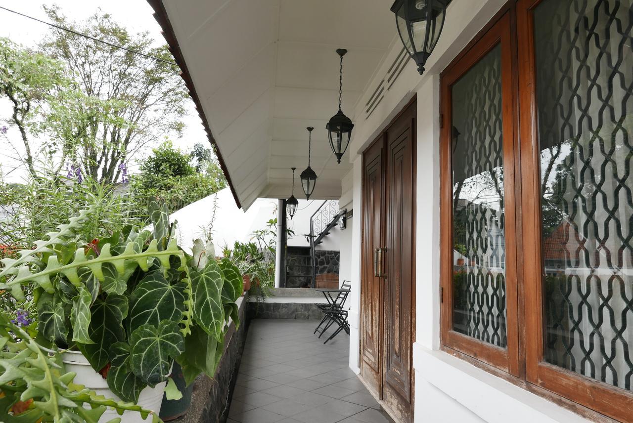 Ciwulan 36 Guest House Bandung Exterior photo